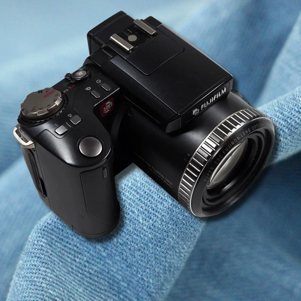 Classic Fujifilm Finepix 6900 Zoom Digital Camera 3.1MP Super CCD With Case